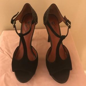 Stunning Market brand T strap suede front pump